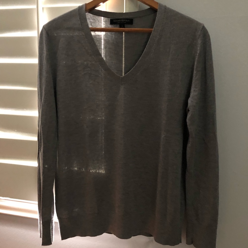 Banana Republic v neck - Picture 3 of 5